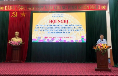 Trung tâm Lưu trữ lịch sử tỉnh Thái Nguyên hướng dẫn sắp xếp, bó gói tài liệu đưa vào bảo quản tạm thời trong quá trình sắp xếp đơn vị hành chính